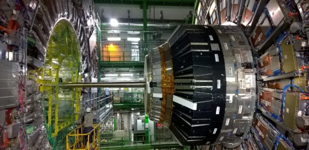 Foto de uma
pequena parte do
LHC, CERN (Pexels
/ Pietro Battistoni)
mostra como as
dimensões dos
equipamentos
são diferentes,
já que aceleram
prótons, maiores e
mais pesados que
elétrons.